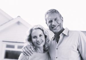 Pareja feliz mirando a cámara. Si piensas: busco pareja de 55 a 60 años pero es demasiado tarde, no lo es, como muestra la foto.